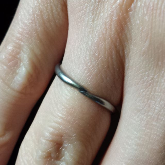 【A・D・A(エー・ディー・エー)の口コミ】 デザインとその安さが一番の決め手。結婚指輪としてするには、少し安い感…