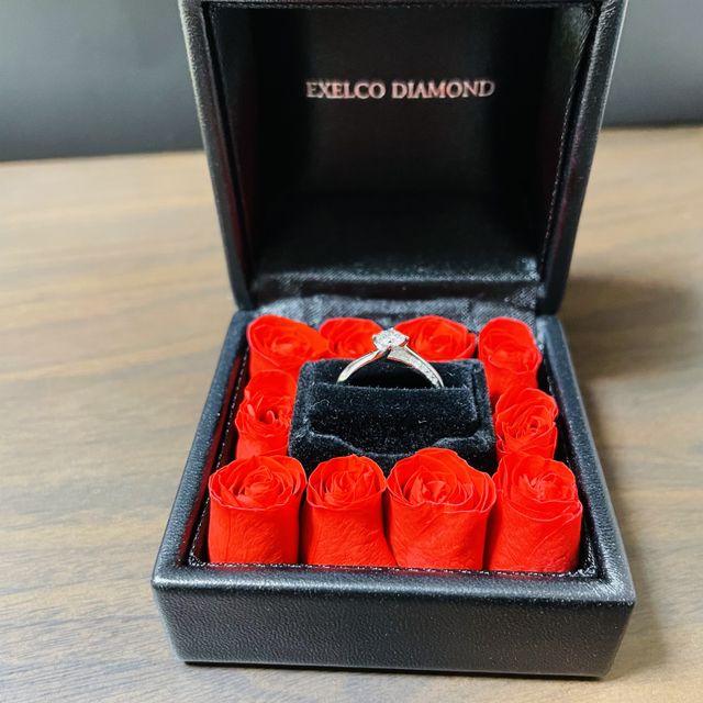 【エクセルコダイヤモンド(EXELCO DIAMOND)の口コミ】 中央のダイヤが浮いていて、下にメレダイヤが通っているデザインが気に入…