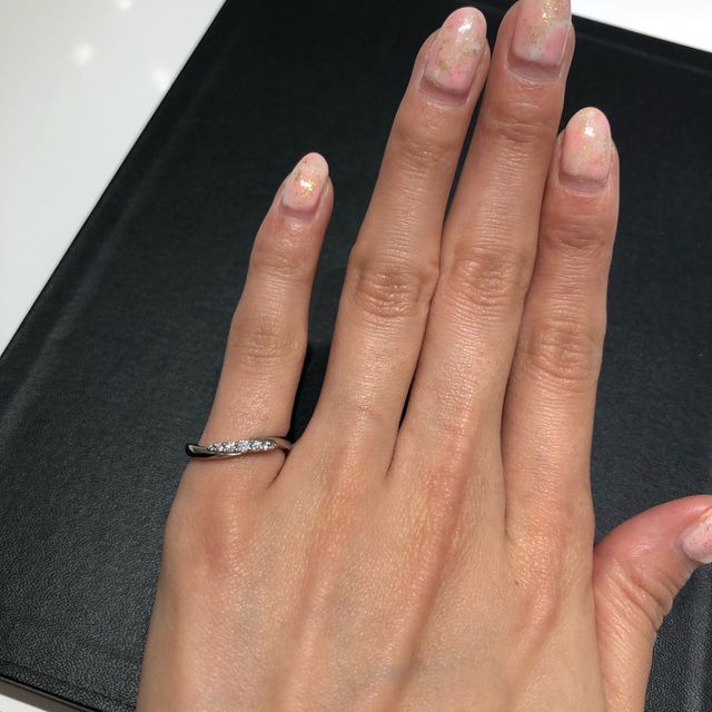 【4℃ BRIDAL(ヨンドシーブライダル)の口コミ】 ダイヤの存在感が素敵で、ただのストレートラインと違ってウェーブが綺麗…