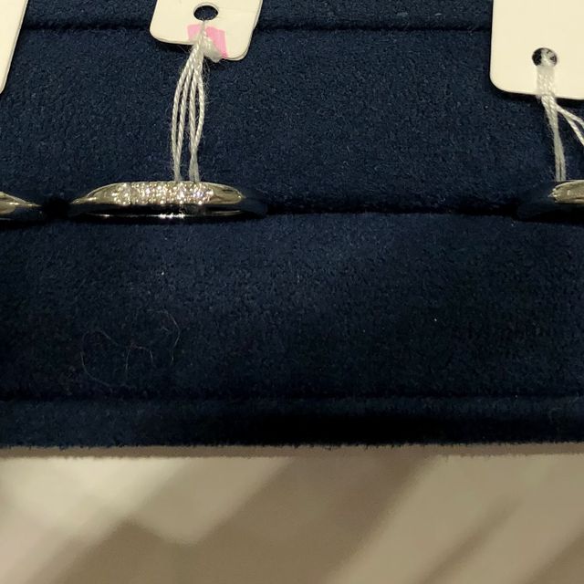 【4℃ BRIDAL(ヨンドシーブライダル)の口コミ】 ダイヤの存在感が素敵で、ただのストレートラインと違ってウェーブが綺麗…