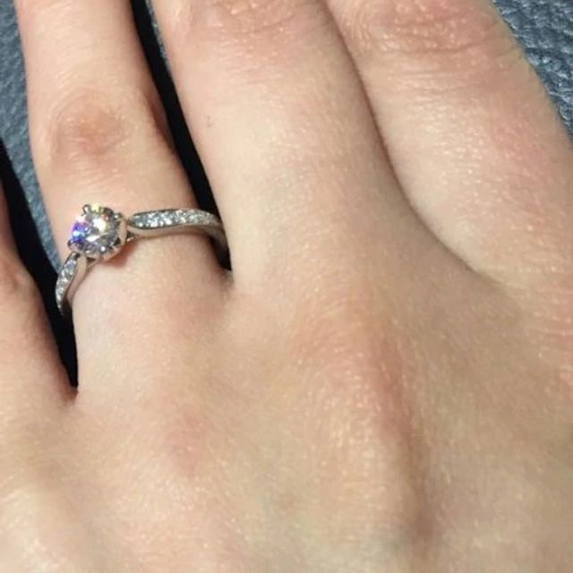 【俄(にわか)の口コミ】 指が細くすっきりとして見えるデザインが気に入りました。センターのダイ…