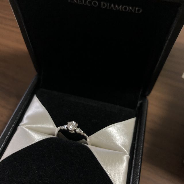 【エクセルコダイヤモンド(EXELCO DIAMOND)の口コミ】 デザインが可愛かった。
ミル打ちが珍しくて良い。
自分の細めな指にはゴ…