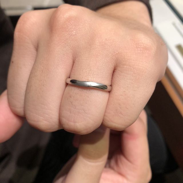 【銀座ダイヤモンドシライシの口コミ】 シンプルながらひねりが加えてあるのがとても良かったです。
マット加工も…