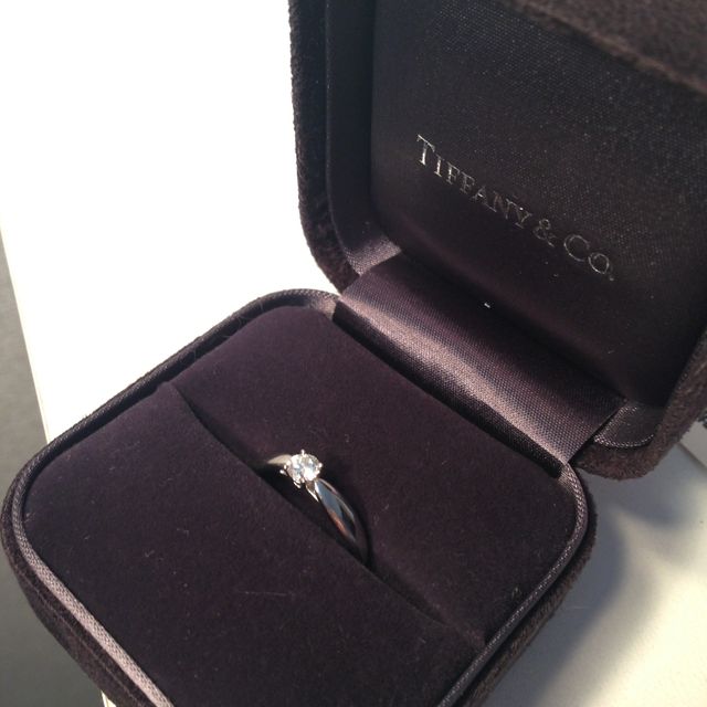 【ティファニー(Tiffany & Co.)の口コミ】 婚約指輪はシンプルな一粒ダイヤがいいなと以前から思っていたので、こち…