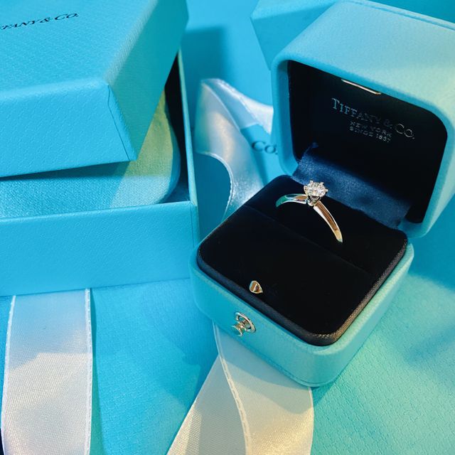 【ティファニー(Tiffany & Co.)の口コミ】 ティファニーブルーのボックスに若い頃から憧れ、婚約指輪はティファニー…