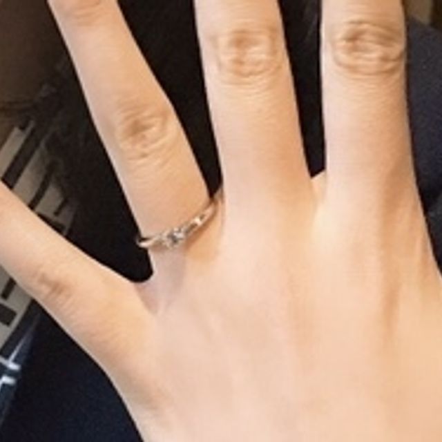 【ラザール ダイヤモンド(LAZARE DIAMOND)の口コミ】 シンプルなデザインだけど、暗いところでも虹色に輝くという説明を受けた…