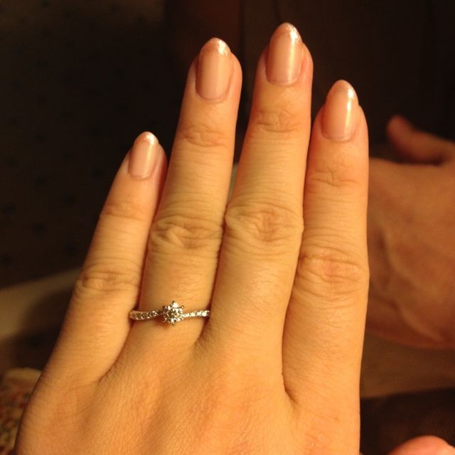 【canal4℃(カナルヨンドシー)の口コミ】 デザインが可愛かったところが一番気に入っています。
真ん中の石は立て爪…