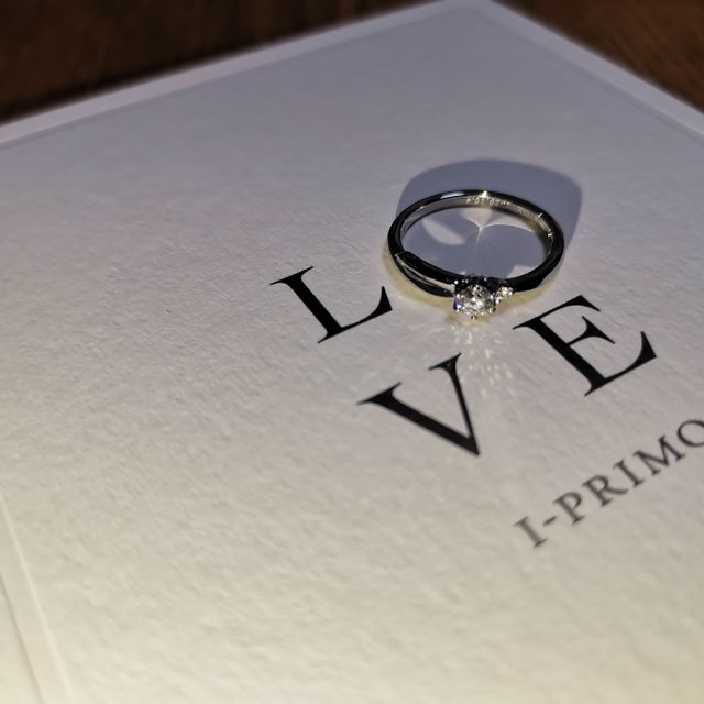 【アイプリモ(I-PRIMO)の口コミ】 指輪のデザインは、左右非対称のアシンメトリーになっています。花束のよ…