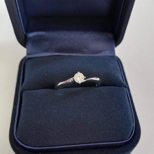 【4℃ BRIDAL(ヨンドシーブライダル)の口コミ】 緩やかなウェーブがあるデザインで、とても可愛かったので、この婚約指輪…