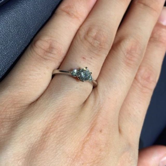 【ROYAL ASSCHER(ロイヤル・アッシャー)の口コミ】 すっきりとした細身のデザインが上品であり、しっかりとした輝きのダイヤ…