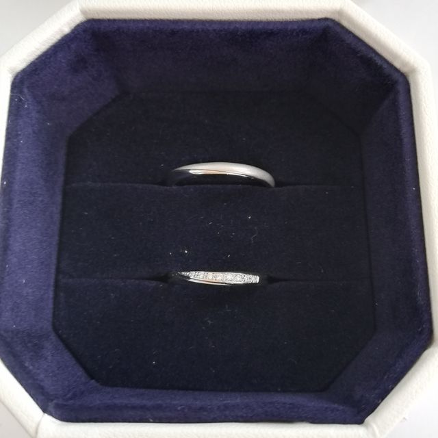 【4℃ BRIDAL(ヨンドシーブライダル)の口コミ】 新郎新婦ともに、シンプルなデザインが好みで、それぞれ好きな指輪を選び…