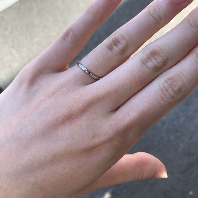 【湘南彫金工房 andfuseの口コミ】 プラチナの丸型で、水面の加工を選びました。

色合いとデザインが気に入…