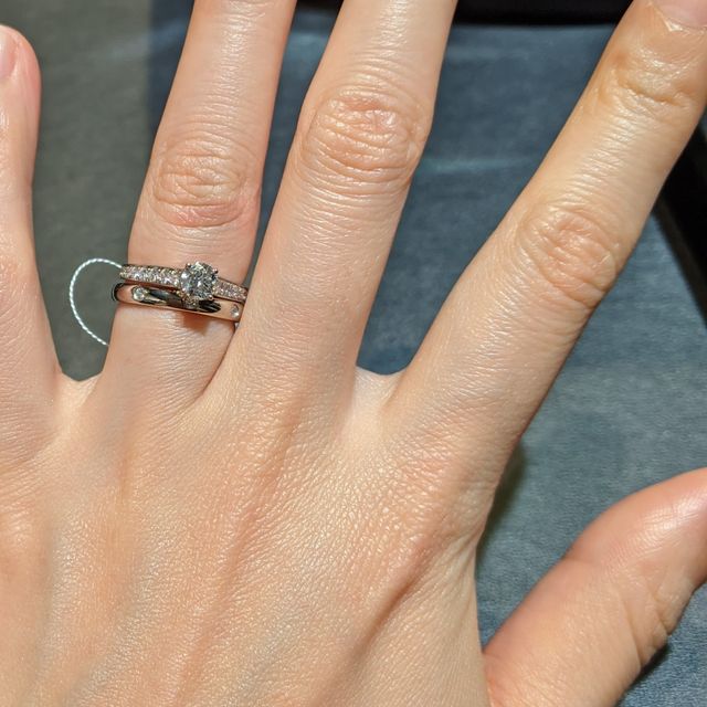 【ヴァン クリーフ＆アーペル(Van Cleef & Arpels)の口コミ】 当初は一粒タイプを検討していましたが、いくつか見るうちに年齢を重ねて…