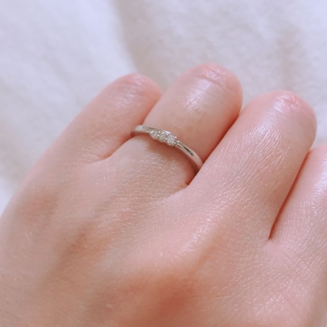 【ラザール ダイヤモンド(LAZARE DIAMOND)の口コミ】 最初は婚約指輪を目立たせたいというのもあり、ストレートのリングに石が…