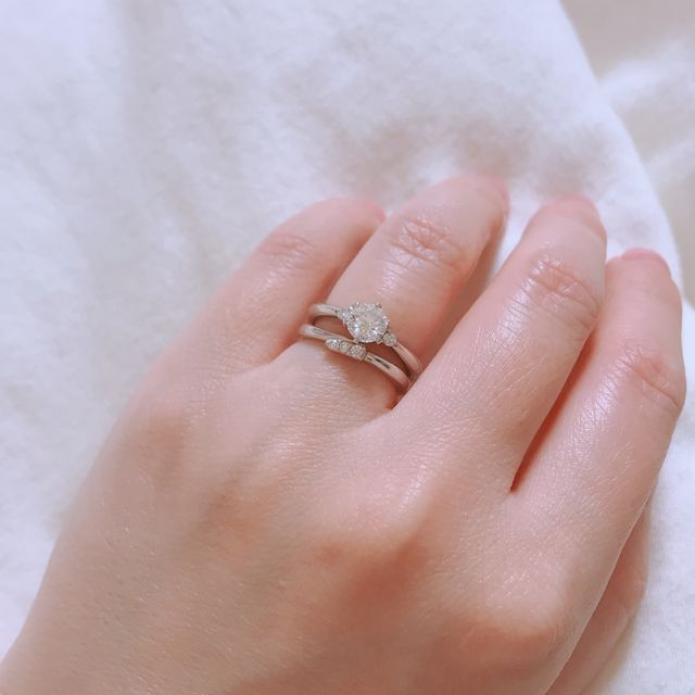 【ラザール ダイヤモンド(LAZARE DIAMOND)の口コミ】 最初は婚約指輪を目立たせたいというのもあり、ストレートのリングに石が…