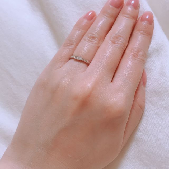 【ラザール ダイヤモンド(LAZARE DIAMOND)の口コミ】 最初は婚約指輪を目立たせたいというのもあり、ストレートのリングに石が…