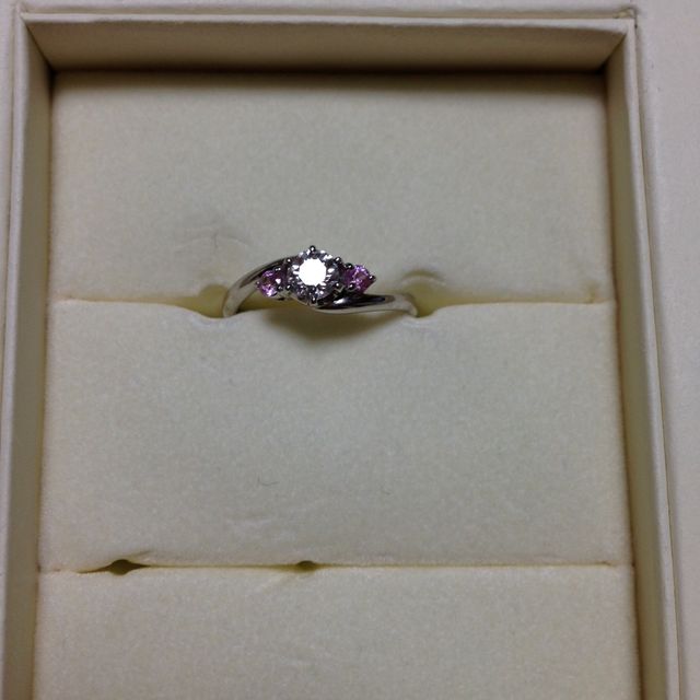 【日本ダイヤモンド貿易の口コミ】 二人で選びに行きました。
実際の価格は教えてもらっていなくて、しつこく…