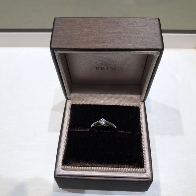 【アイプリモ(I-PRIMO)の口コミ】 王道の婚約指輪です。4つの留め具でダイヤが包まれています。お店で色々な…