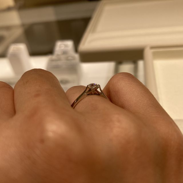 【festaria bijou SOPHIA(フェスタリア ビジュソフィア)の口コミ】 横から見たデザインがとても繊細で、ダイヤモンドが宙に浮いてるようで気…