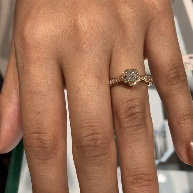 【シャネル(CHANEL)の口コミ】 CHANELのカメリアリングです。着用画像はサイドにメレダイヤが敷き積まれ…