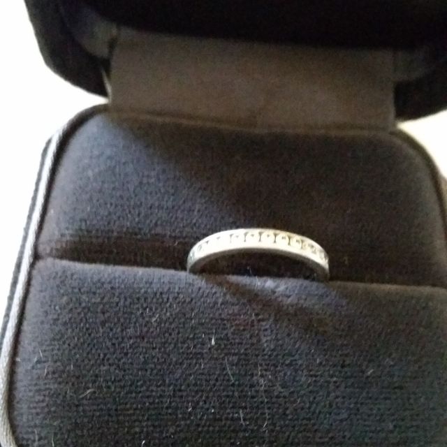 【ティファニー(Tiffany & Co.)の口コミ】 石がレールどめになっているので引っかかりがなく、石どれもないので子供…