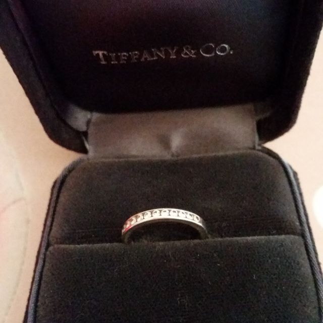 【ティファニー(Tiffany & Co.)の口コミ】 石がレールどめになっているので引っかかりがなく、石どれもないので子供…