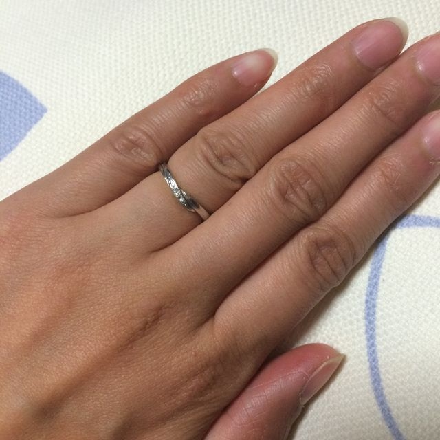 【4℃ BRIDAL(ヨンドシーブライダル)の口コミ】 とても上品なデザインで、試着時のフィット感が1番良かった為。普段使いす…