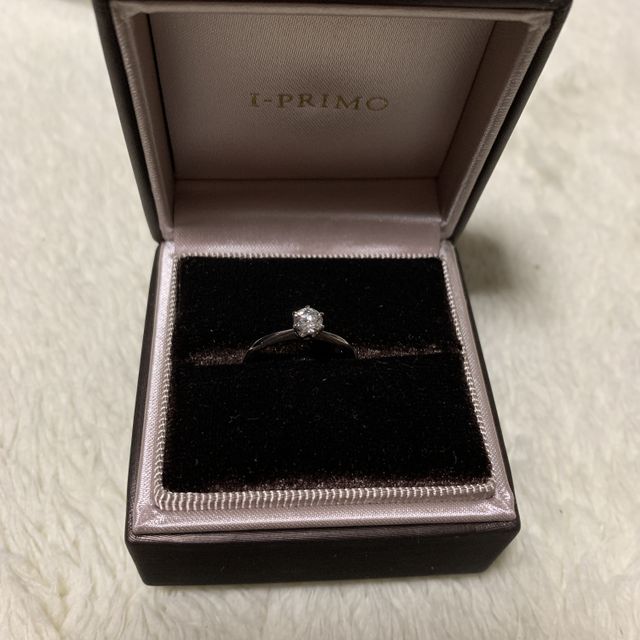 【アイプリモ(I-PRIMO)の口コミ】 ざ、婚約指輪という一粒のデザインがいいと色々みる中できめた。デザイン…