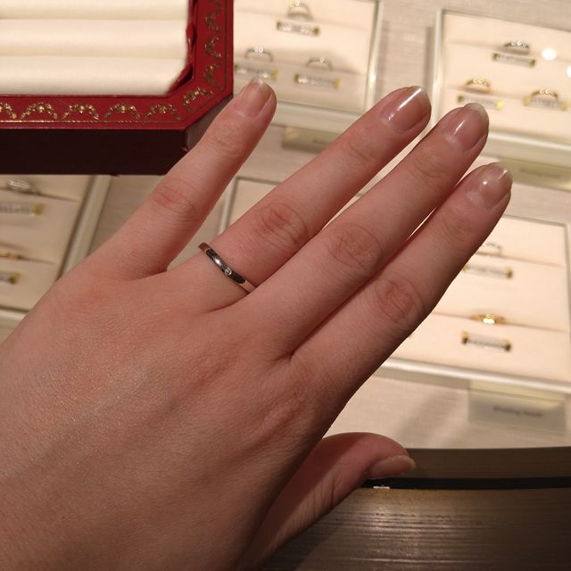 【カルティエ(Cartier)の口コミ】 細身のＶ字で指が綺麗に見えます。
ダイヤの位置が表裏に分かれていますの…