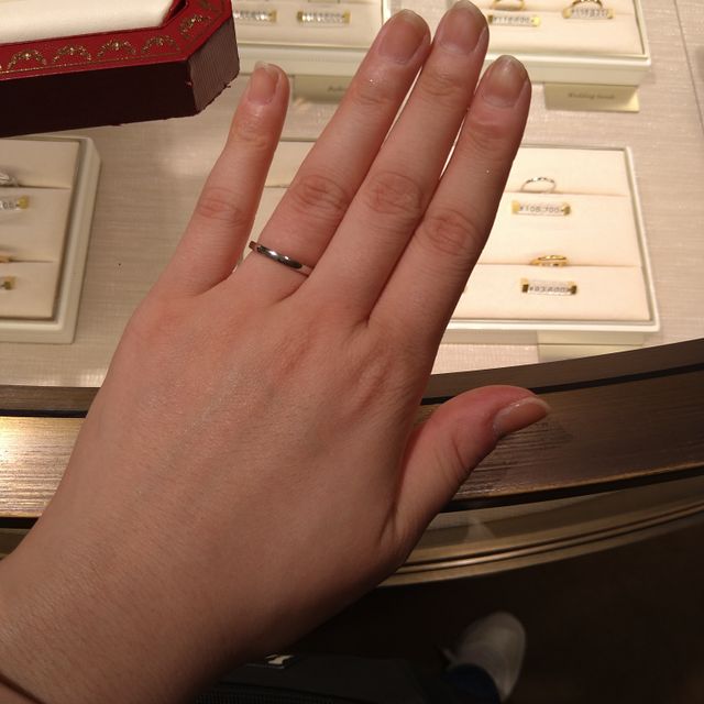 【カルティエ(Cartier)の口コミ】 細身のＶ字で指が綺麗に見えます。
ダイヤの位置が表裏に分かれていますの…