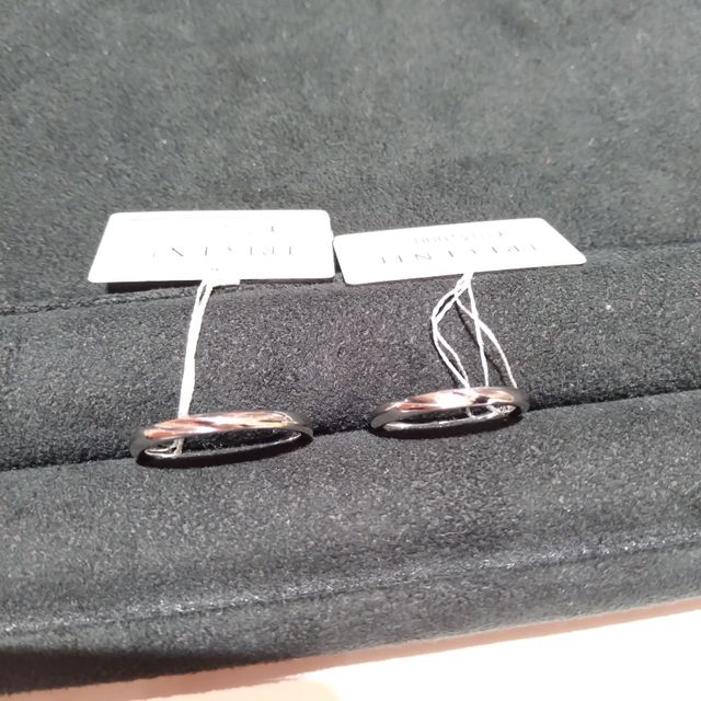 【TRECENTI(トレセンテ)の口コミ】 シンプルなデザインでありながら、指輪中央の細く斜めの溝が特徴的な指輪…