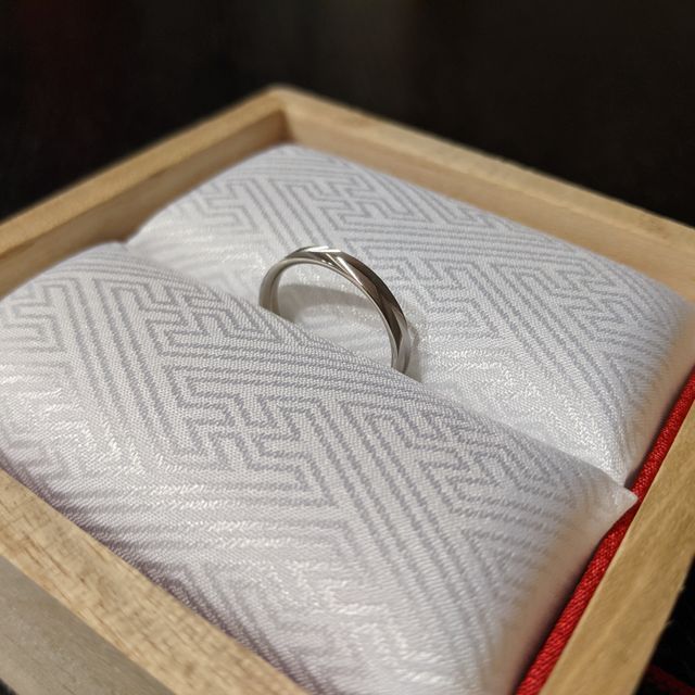 【TOMOE(トモエ)の口コミ】 個人的に和のテイストが好きです。
なので、ただのシルバーの結婚指輪では…