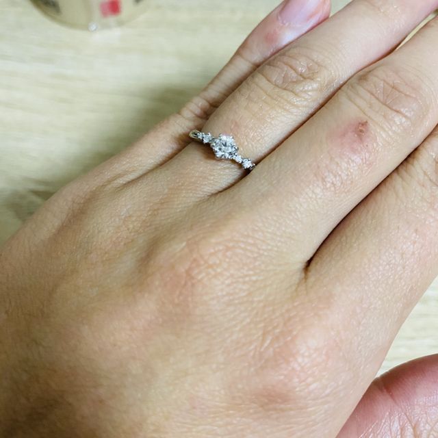 【4℃ BRIDAL(ヨンドシーブライダル)の口コミ】 ○デザイン
   新作デザインのステラマリス-導きの星-
   ＊ウェーブがかっ…