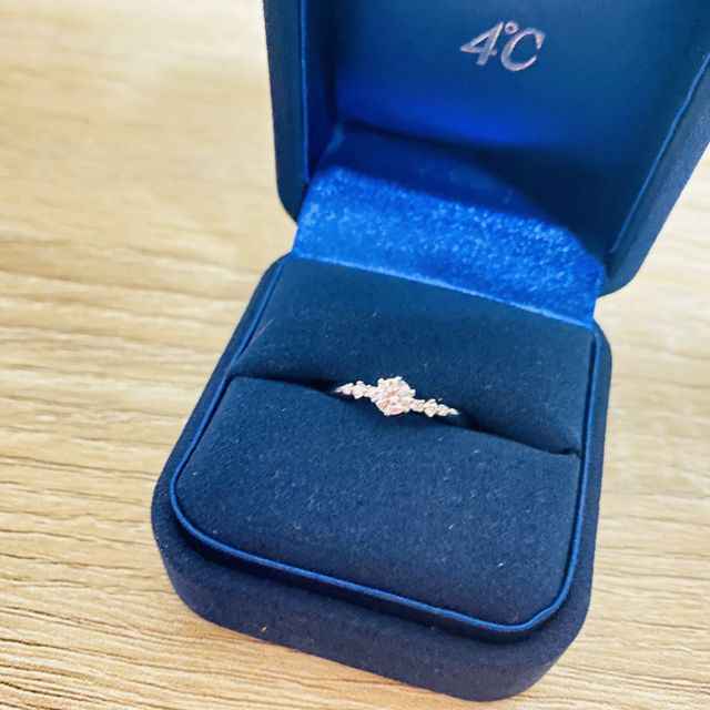 【4℃ BRIDAL(ヨンドシーブライダル)の口コミ】 ○デザイン
   新作デザインのステラマリス-導きの星-
   ＊ウェーブがかっ…