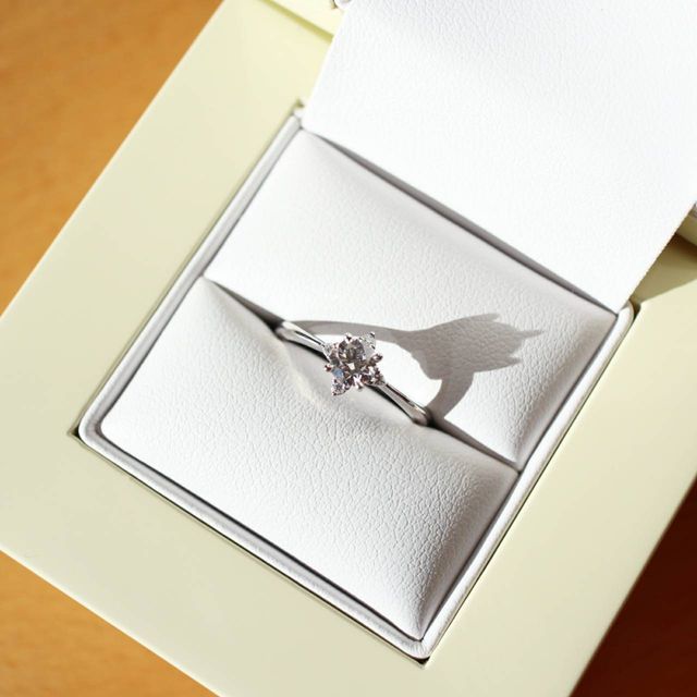 【LAPAGE(ラパージュ)の口コミ】 彼女と婚約指輪を見に行き、3種類のデザインに絞り最後に残ったのがこの指…