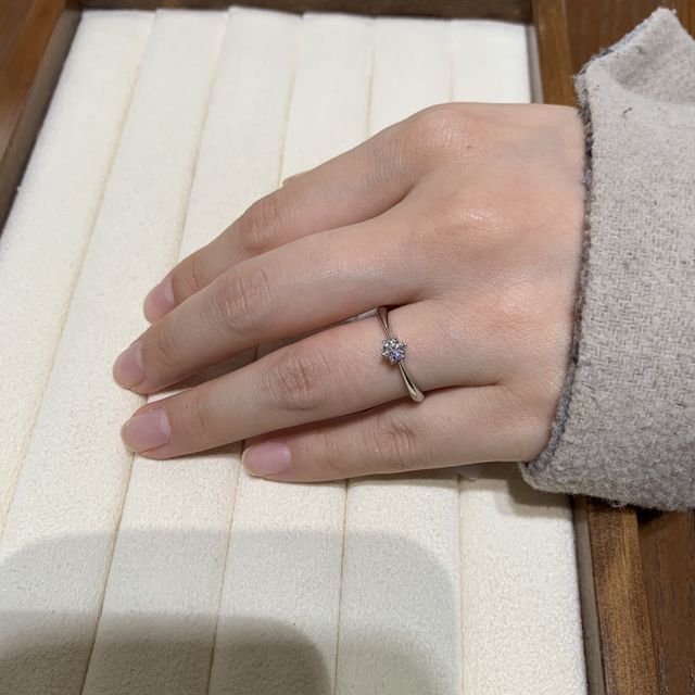 【TRECENTI(トレセンテ)の口コミ】 ダイヤの周りを絞っていて可愛らしいデザインで気に入りました。シンプル…