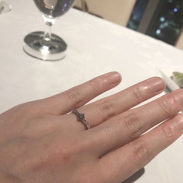 【アイプリモ(I-PRIMO)の口コミ】 【決め手】
・指輪の形のV字が指の長さとマッチしてたこと
・小ぶりのダイ…