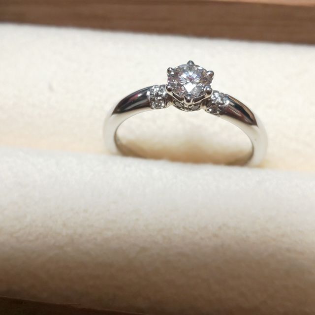 【PORTADA(ポルターダ)の口コミ】 単純に一目惚れでした。婚約指輪は一つ石という印象があったのですが、両…