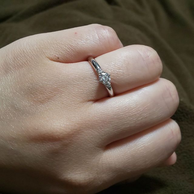 【PORTADA(ポルターダ)の口コミ】 単純に一目惚れでした。婚約指輪は一つ石という印象があったのですが、両…