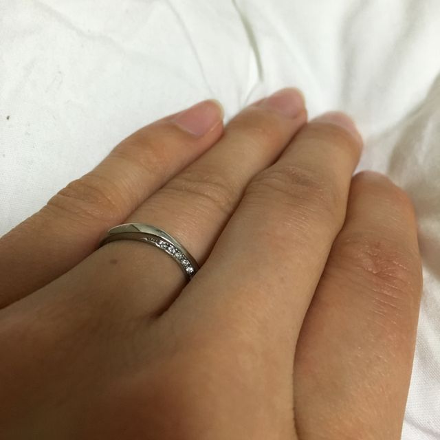 【4℃ BRIDAL(ヨンドシーブライダル)の口コミ】 側面にダイヤが入っているデザインが素敵でした。上から見るとシンプルで…