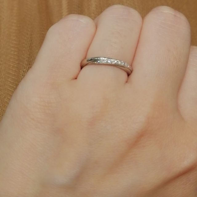 【銀座ダイヤモンドシライシの口コミ】 流れるようにダイヤモンドが入っており、きれいで女性らしさを感じる指輪…