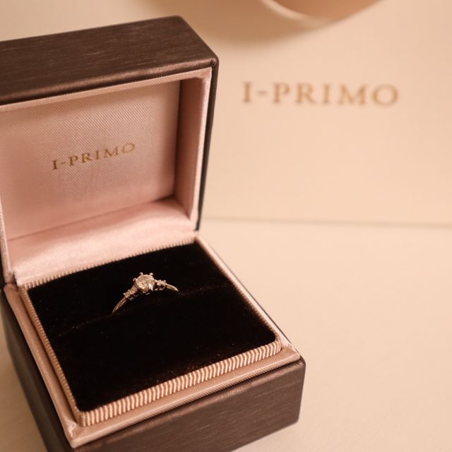 【アイプリモ(I-PRIMO)の口コミ】 一石のものよりも、左右にもダイヤモンドが付いているものがいいと思って…