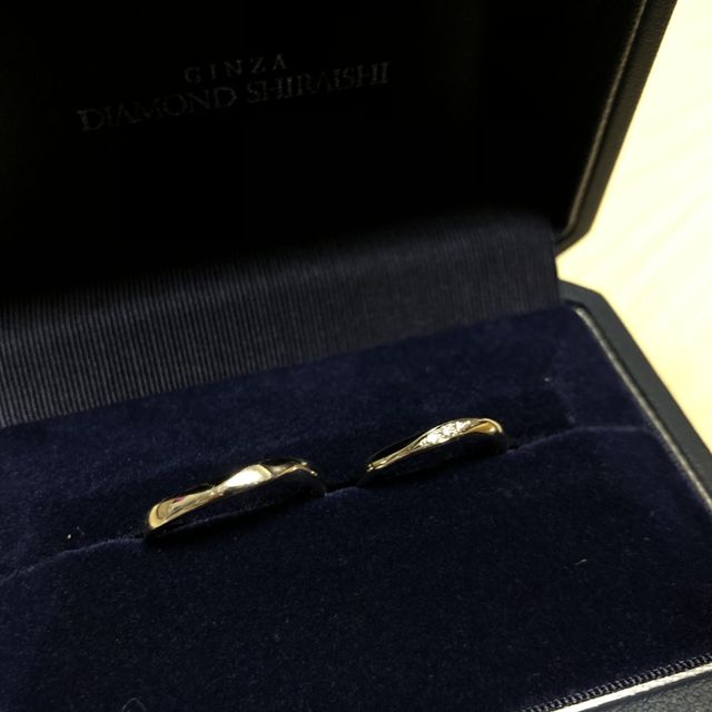【銀座ダイヤモンドシライシの口コミ】 デザインはウェーブ、女性用には石が入っています。かなり軽く、つけ心地…