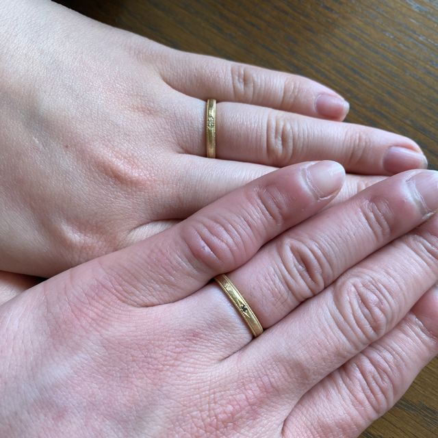 【ORECCHIO(オレッキオ)の口コミ】 指輪はハンマー仕上げ、ミル打ち加工のゴールドの指輪に決めました。
人と…