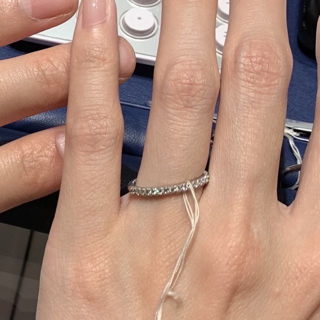 【銀座ダイヤモンドシライシの口コミ】 横にダイヤモンドがたくさんあしらわれていて、試着してみた瞬間とてもキ…