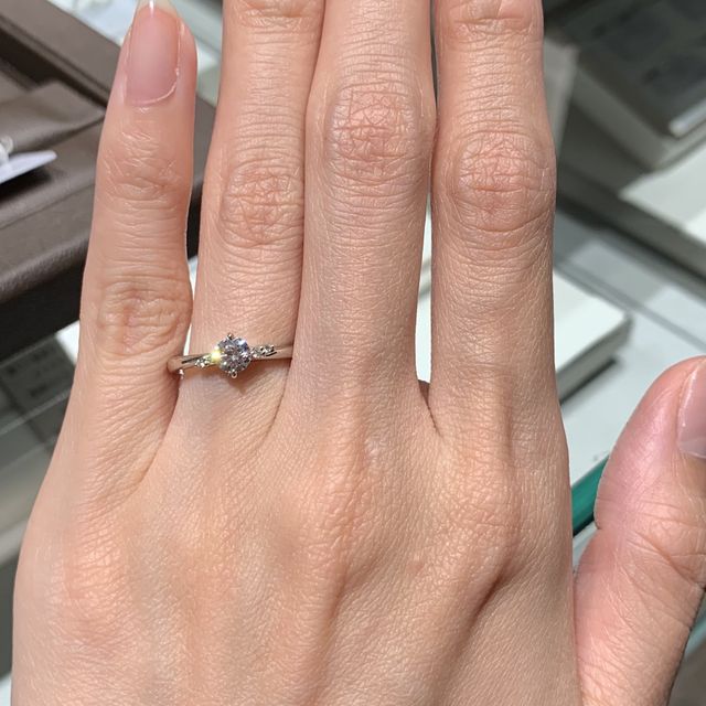 【アイプリモ(I-PRIMO)の口コミ】 メインの大きなダイヤモンドの横にいくつか小さなダイヤがついています。…