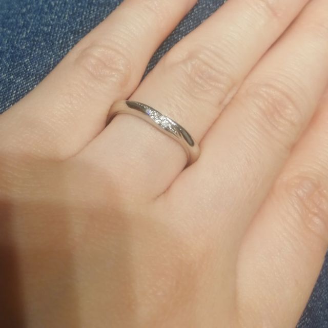 【エクセルコダイヤモンド(EXELCO DIAMOND)の口コミ】 流れるようにダイヤモンドが入っており、綺麗で長く使えるデザインでした…