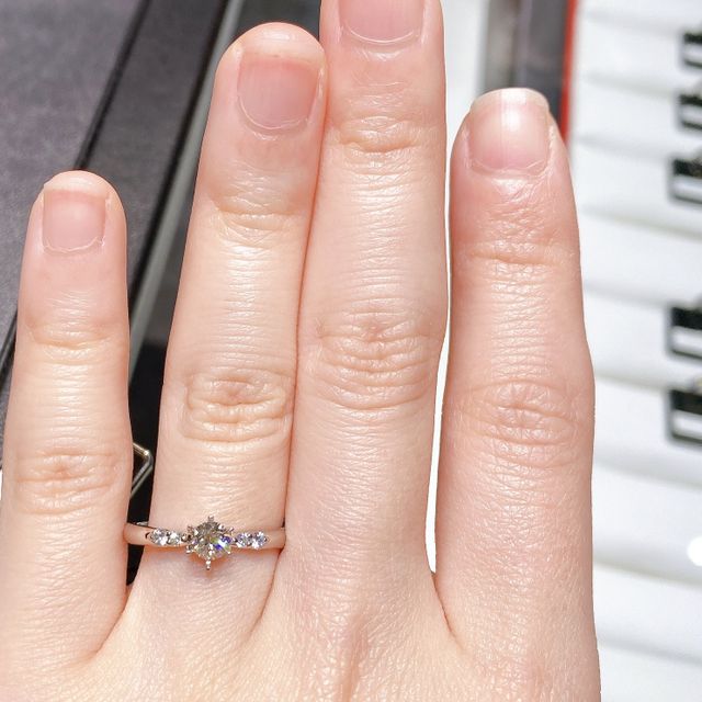 【ラザール ダイヤモンド(LAZARE DIAMOND)の口コミ】 中央部がきゅっとリボンのように細くなったリングなので、センターのダイ…