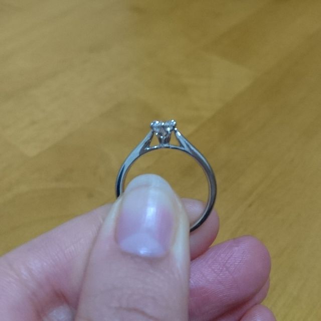 【エクセルコダイヤモンド(EXELCO DIAMOND)の口コミ】 ダイヤモンドが綺麗に際立つクラシカルなデザインが気に入りました。
6本…