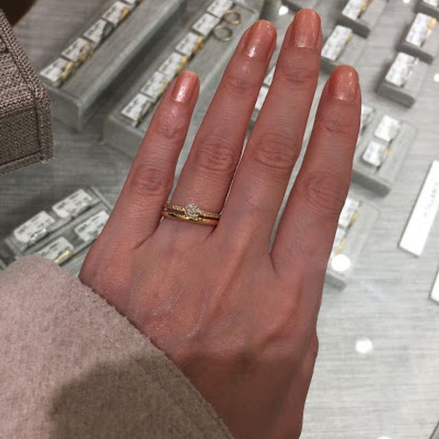 【バーニーズニューヨーク(BARNEYS NEW YORK)の口コミ】 バーニーズオリジナルの婚約指輪です。
ダイヤがとてもキレイで、アームの…